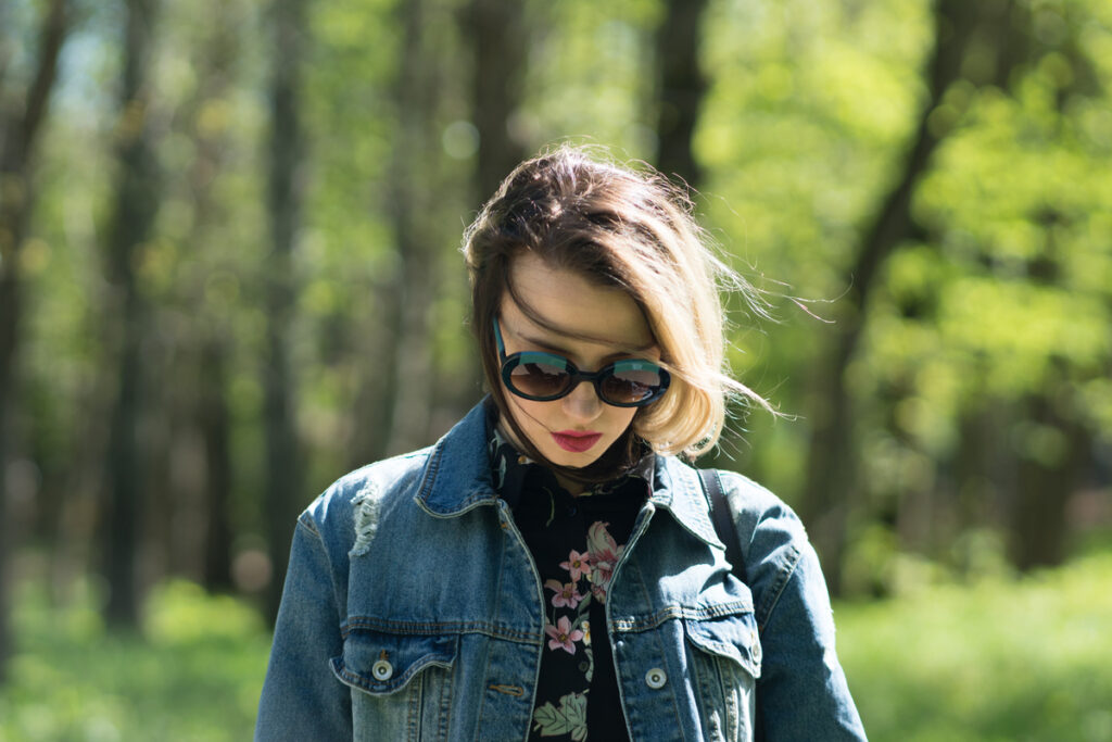 Портрет молодой красивой девушки в джинсовке