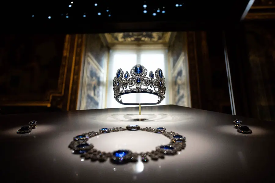 Гарнитур Марии-Амалии, супруги Луи-Филиппа I, королевы Франции в 1830 1848 гг. Этот сапфировый гарнитур изначально был создан для Марии-Антуанетты. С приходом Наполеона к власти сапфировую парюру стала носить его жена Жозефина. На данный момент неизвестно, какие именно украшения были украдены (Aurelien Morissard / Imago Images / Global Look Press)