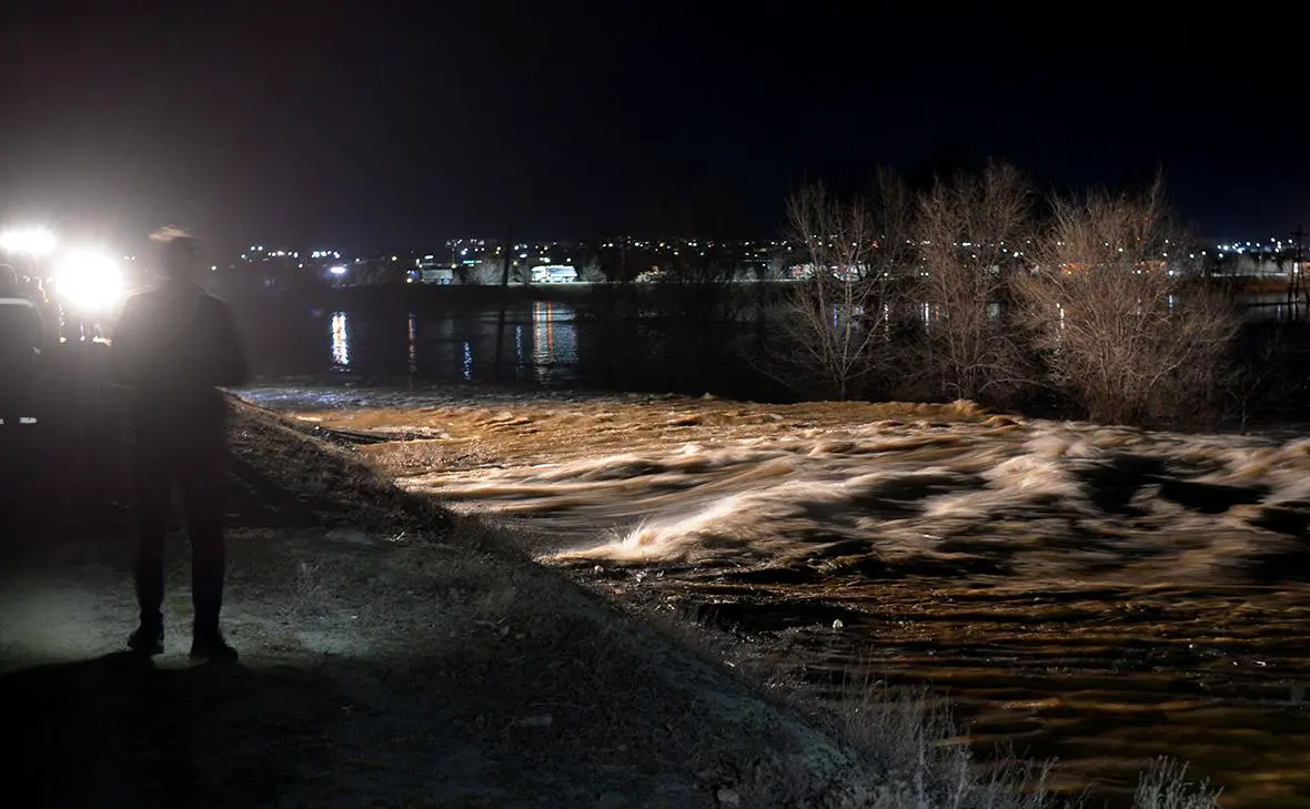 Сотрудники МЧС России и коммунальных служб ликвидируют прорыв дамбы в Орске (Сергей Никифоров / РИА Новости)