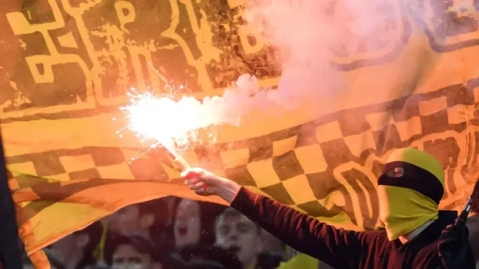 situacziya v kyolne kontroliruetsya posle inczidenta s fanatami shalke i borussii dortmund-pux-su-0