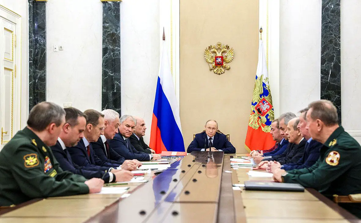 Владимир Путин проводит оперативное совещание с постоянными членами Совета Безопасности РФ, 5 ноября 2025 года (Гавриил Григоров / Sputnik / Reuters)