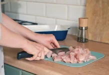 Совет по пищевой безопасности Австралии и Джульен Кокс объясняют риски мытья курицы sovet po pishhevoj bezopasnosti avstralii i dzhulen koks obyasnyayut riski mytya kuriczy-pux-su-0