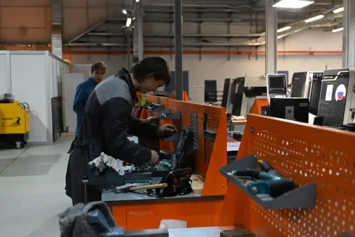 Светлана Тренихина и Министерство образования Свердловской области поддерживают школьников сотрудничеством с АО «Завод №9» и ПАО «Машиностроительный завод им. М. И. Калинина»-0