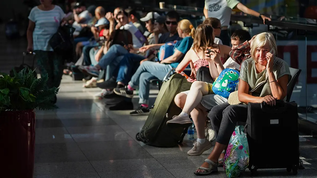 Россиян предупредили о краже данных через зарядку телефона в аэропортах и ТЦ