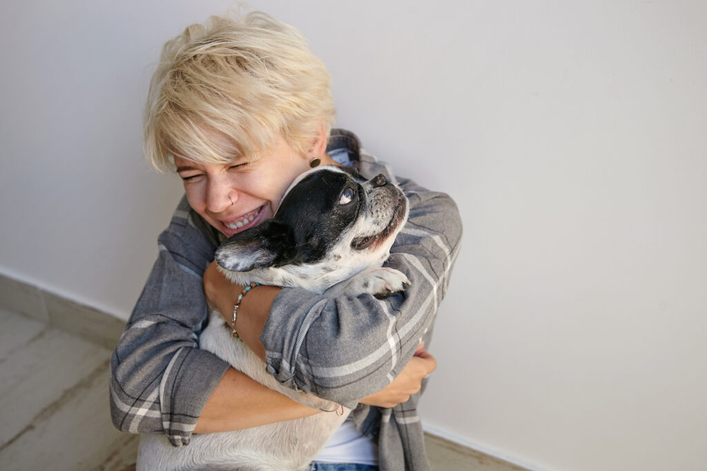 Женщина обнимает собаку