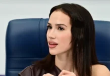 Алина Загитова сверкает на светском мероприятии в смелом вечернем луке alina zagitova sverkaet na svetskom meropriyatii v smelom vechernem luke-pux-su-0