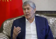 Алмазбек Атамбаев и Садыр Жапаров рассматривают дело в Первомайском суде almazbek atambaev i sadyr zhaparov rassmatrivayut delo v pervomajskom sude-pux-su-0