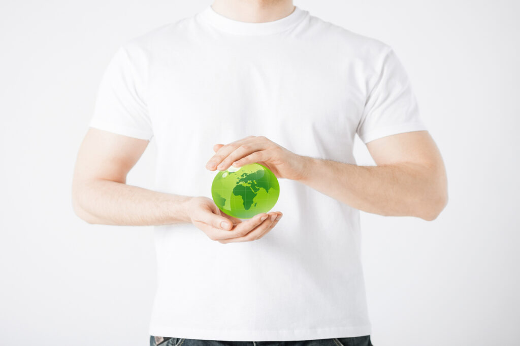 Человеческие руки держат глобус