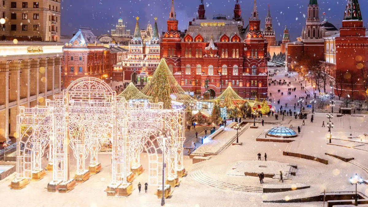 Восемь световых арок украсили центр столицы в преддверии новогодних и рождественских праздников