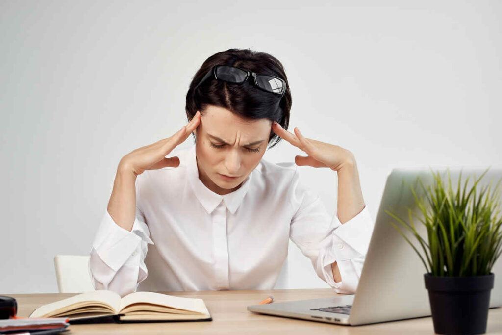 Девушка испытывает проблемы с концентрацией на работе