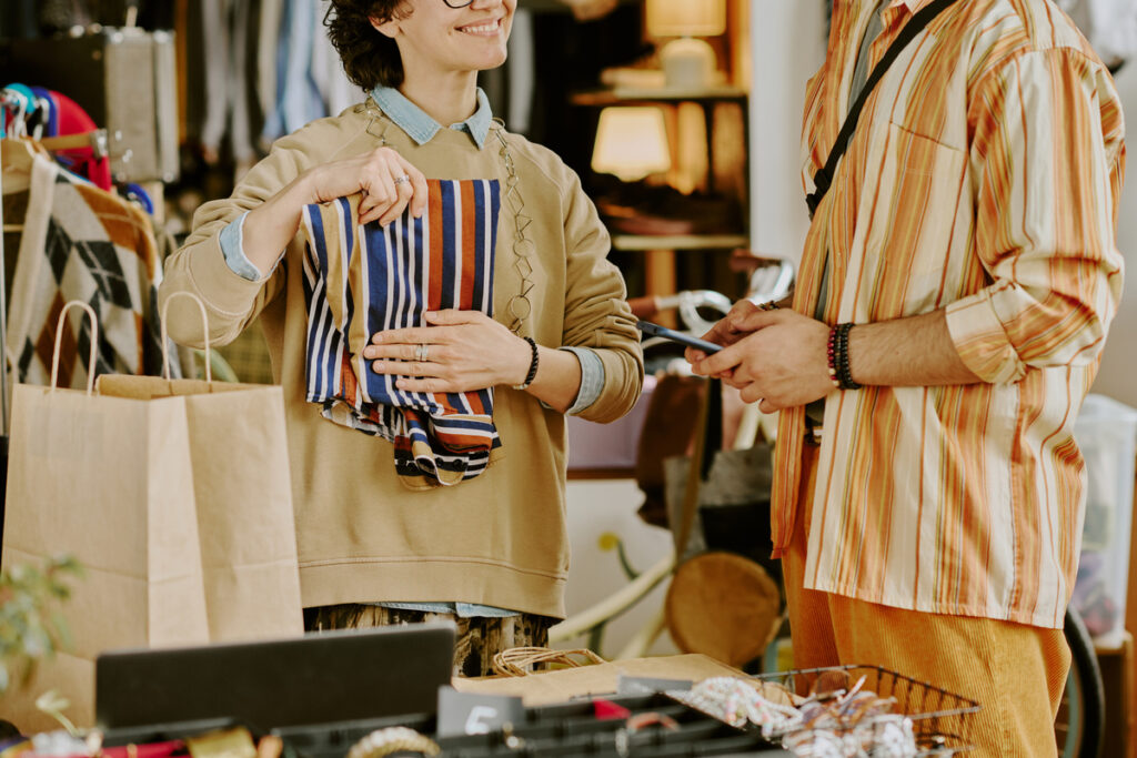 Двое молодых людей беседуют во время шоппинга