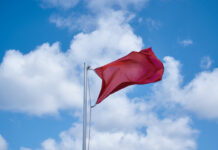 «Ты в ресурсе?»: как сленг психологов стал новым эсперанто Красный флаг, развевающийся на ветру