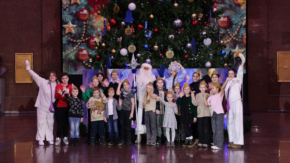 В Музее Победы подготовили около шести тонн декораций для новогодней интерактивной игры «Елка Победы»