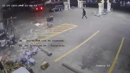 В США двое мужчин разнесли магазин, пытаясь выкрасть банкомат с помощью машины