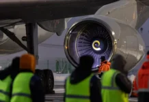 Red Wings помогают пассажирам Boeing 777-200 из Домодедово, Алексей Харченко и Сергей Стариков участвуют в этом pomogayut passazhiram 777200 iz domodedovo aleksej harchenko i sergej starikov uchastvuyut v etom-pux-su-0