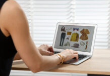 Разумное потребление: почему мы устали от покупок? Профессиональный стилист создает коллаж с одеждой на ноутбуке