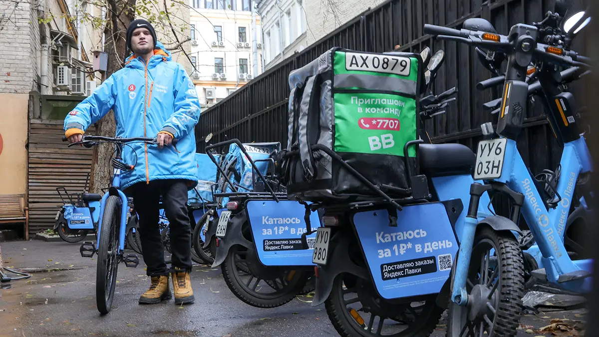 В службе доставки объяснили, откуда ребенок взялся в сумке курьера