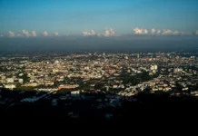 Российские туристы в Таиланде привлекли внимание полиции из-за поведения rossijskie turisty v tailande privlekli vnimanie policzii izza povedeniya-pux-su-0