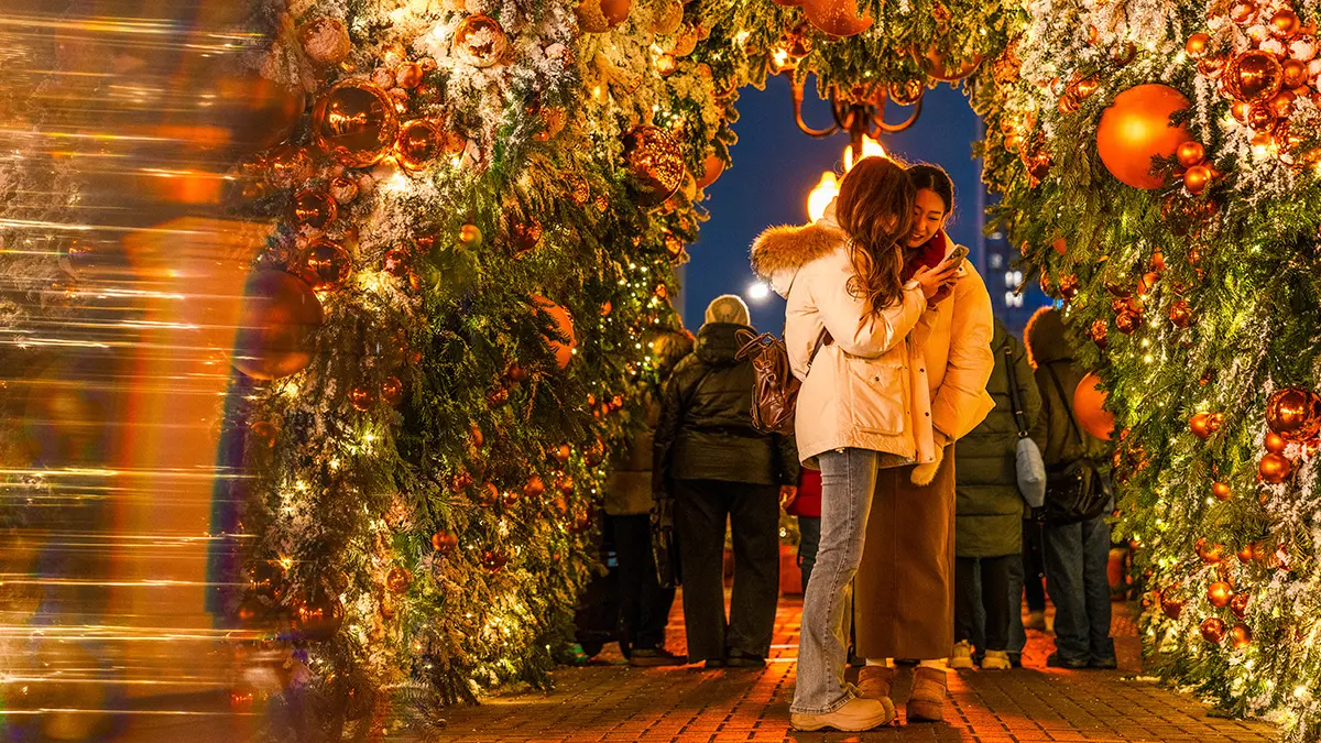 Опрос: Россияне встречали Новый год в поездах, такси, роддоме и в лифте
