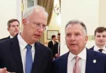 Стив Уиткофф и Кирилл Дмитриев посетили Кремль перед встречей с Владимиром Путиным stiv uitkoff i kirill dmitriev posetili kreml pered vstrechej s vladimirom putinym-pux-su-0