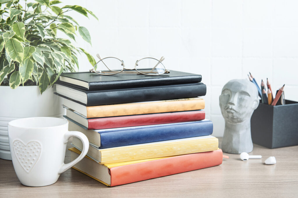 Стопка книг на рабочем столе