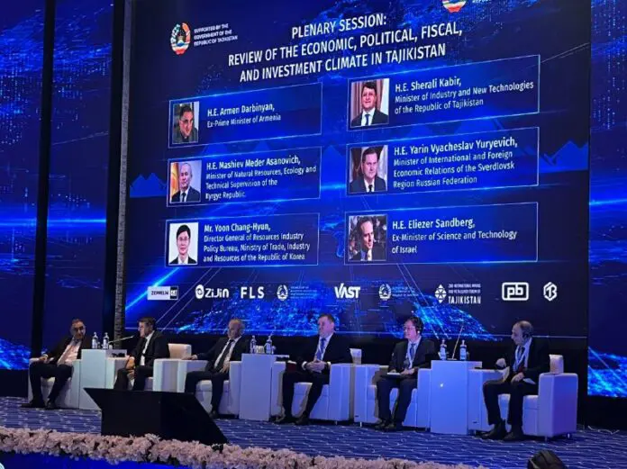 Свердловская область и Таджикистан на форуме развивают сотрудничество с Вячеславом Яриным-0