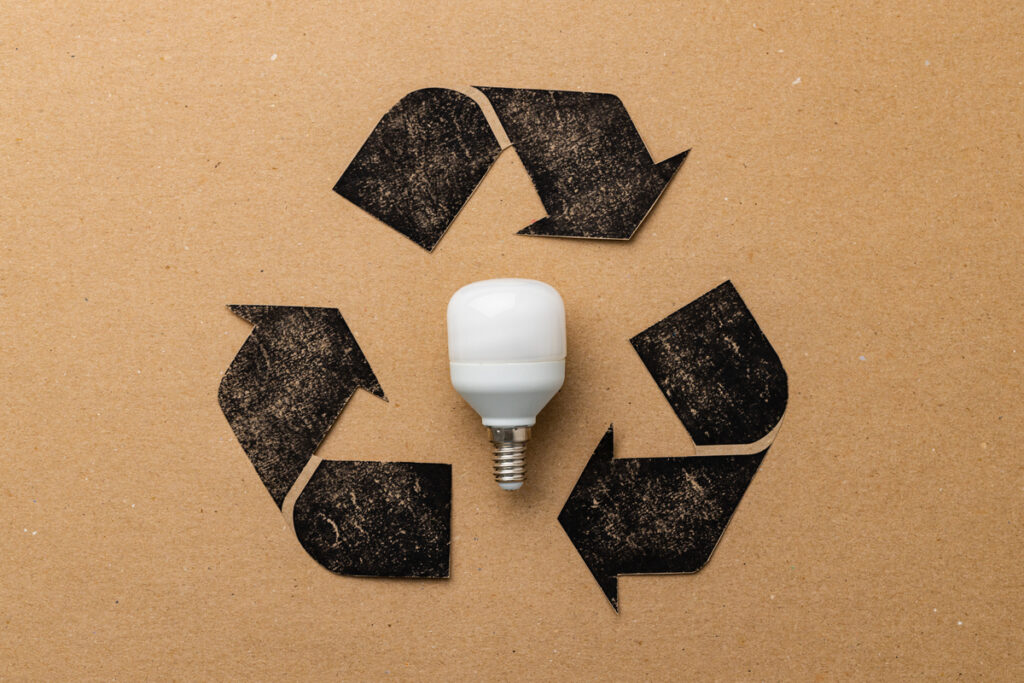 Светодиодная лампа с символом утилизации на бумаге