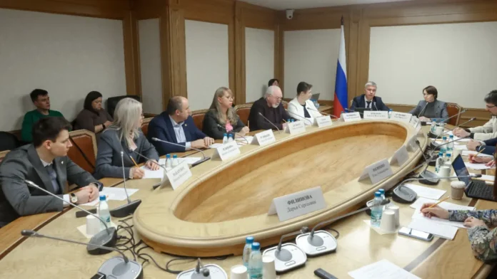 v gosdume proshlo obsuzhdenie budushhego rajonnyh gazet s uchastiem yulii ogloblinoj evgeniya revenko i pochty rossii-pux-su-0