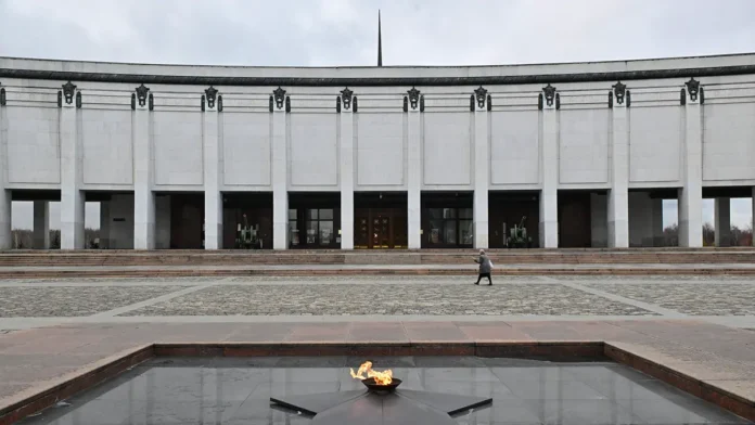 vystavka novogodnie straniczy v muzee pobedy i biblioteke rasskazhet o tradicziyah-pux-su-0