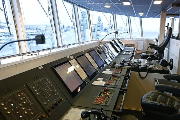 Капитанский мостик танкера-снабженца