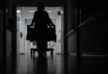 Андреа Боуден в Австралии спасла ногу после встречи с медузой на пляже andrea bouden v avstralii spasla nogu posle vstrechi s meduzoj na plyazhe-pux-su-0