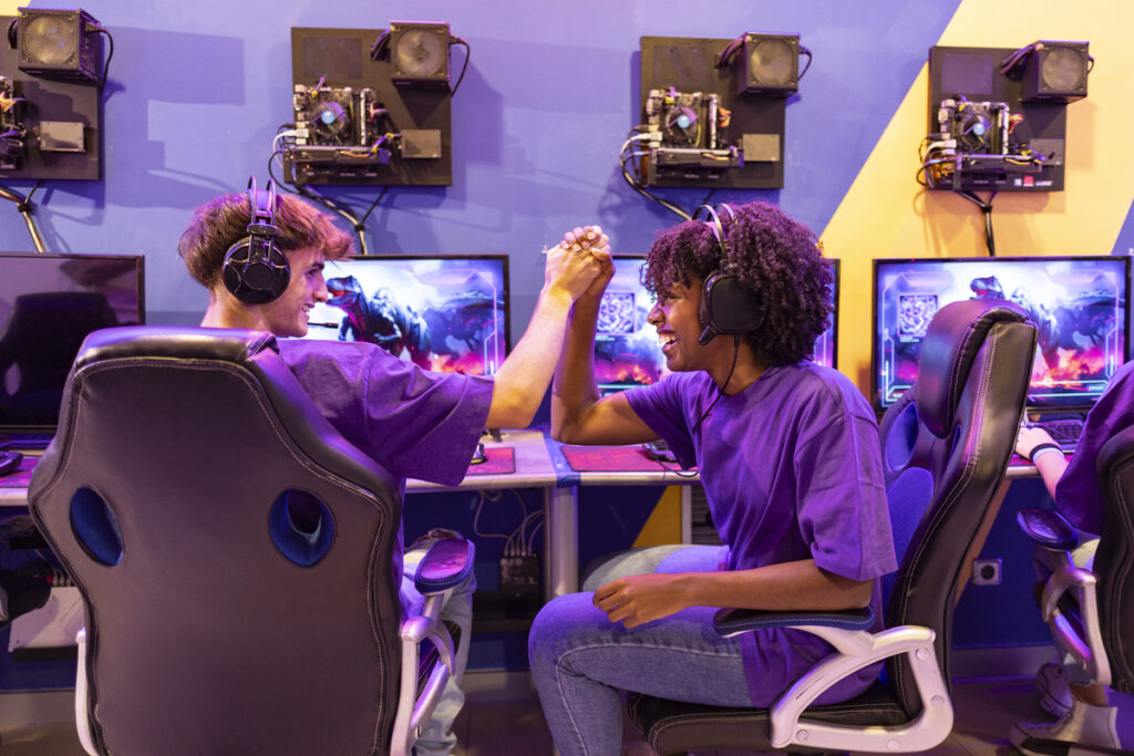 Друзья дают пять рук, празднуя победу в своей онлайн-игре