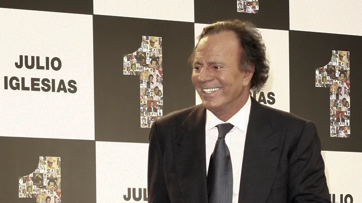 Певец Иглесиас ответил на обвинения в домогательствах от двух сотрудниц