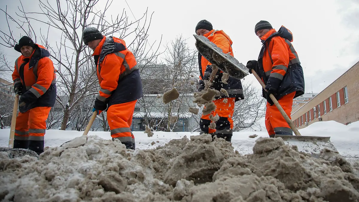 Кто обязан убирать снег во дворе и что делать при бездействии УК
