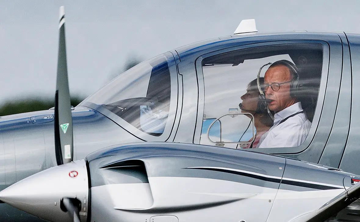 Фридрих Мерц в кабине своего частного самолета (Axel Heimken / dpa / Global Look Press)