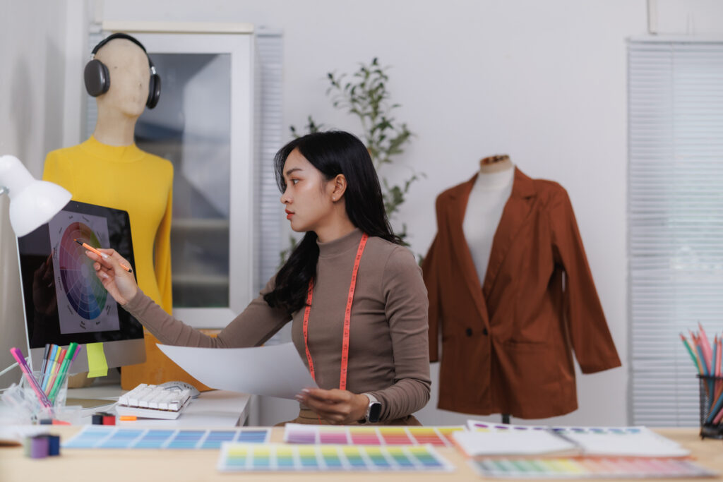 Модельер, работающий с цветовой палитрой на компьютере