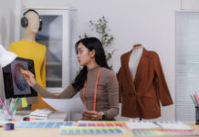 ИИ как коллега, а не полноценная замена работника Модельер, работающий с цветовой палитрой на компьютере