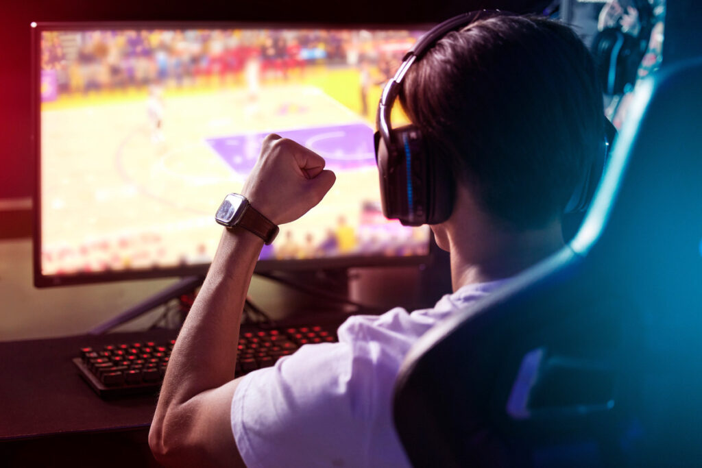 Молодой человек играет в видеоигру