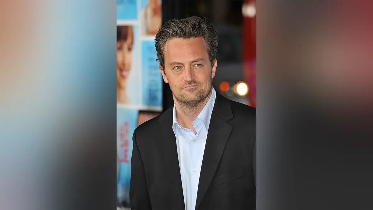 На могиле звезды «Друзей» Мэттью Перри установили трогательную табличку