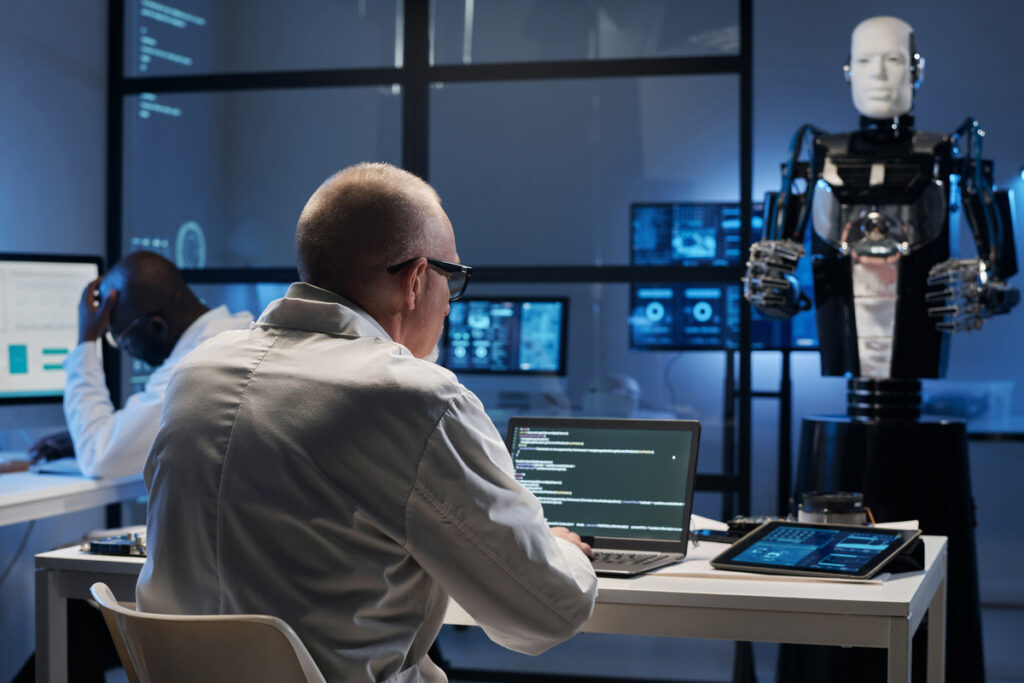 Разработчик пишет коды на ноутбуке в офисе