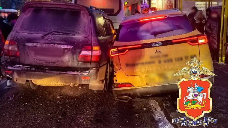 Такси вылетело на остановку после столкновения с «Тойота»