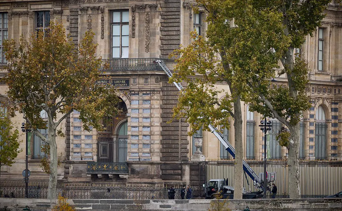 Лувр после ограбления ювелирного магазина, Париж, 19 октября 2025 г. (Kiran Ridley / Getty Images)