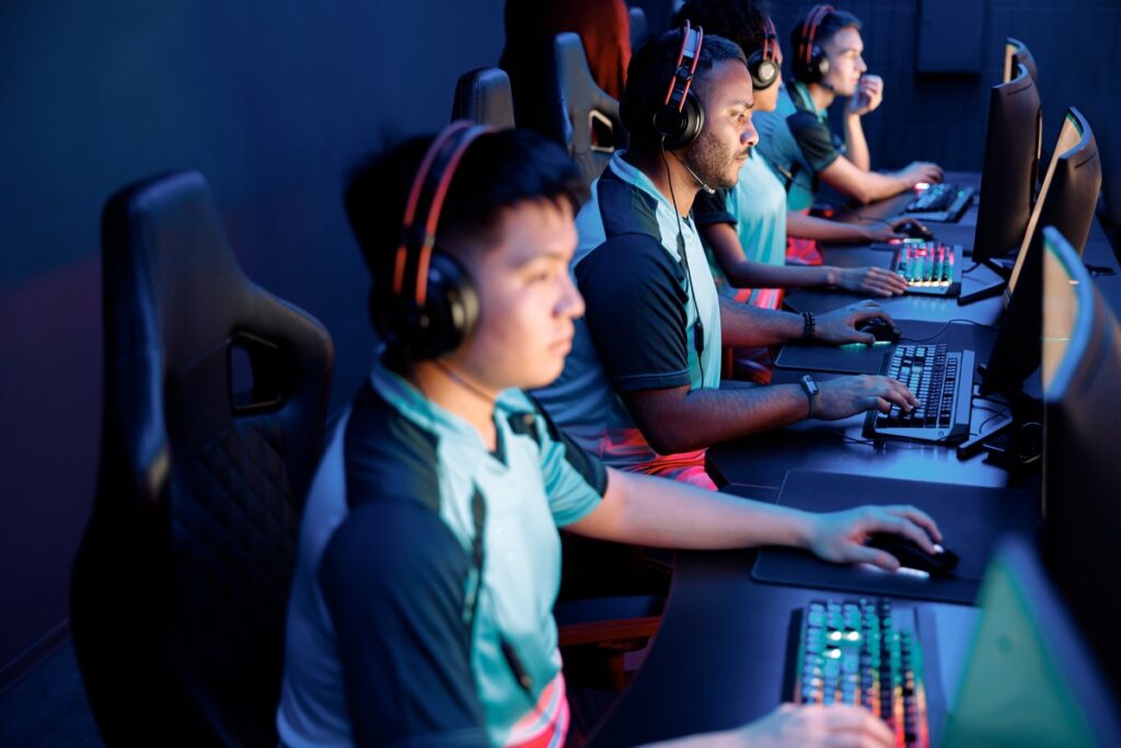 Юные геймеры участвуют в онлайн-турнире в игровом клубе