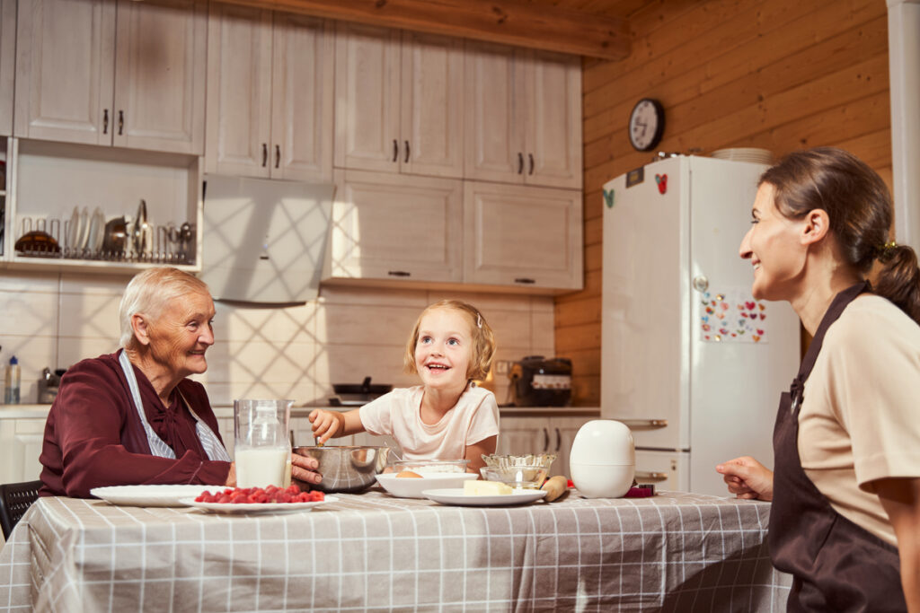 Девочка готовит еду под присмотром старших