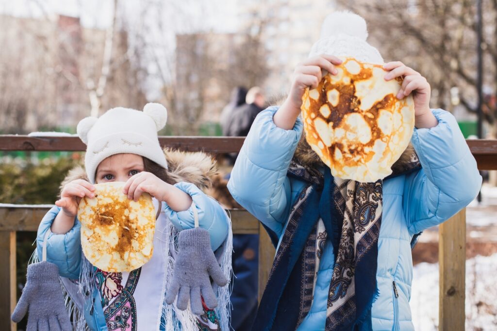 Девочки держат блины
