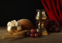 Почему к Великому посту нельзя подходить спонтанно? Хлеб, колосья, виноград и чашка на деревянном столе