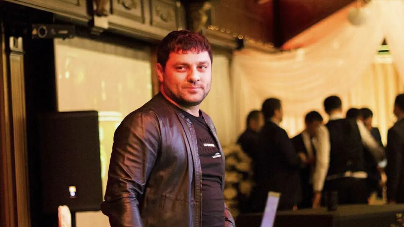 Исполнителя песни «За тебя калым отдам» экстренно госпитализировали после концерта