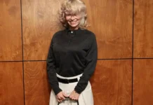 Памела Андерсон удивила на Неделе моды в Нью-Йорке вместе с Tory Burch pamela anderson udivila na nedele mody v nyujorke vmeste s -pux-su-0