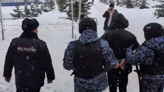 В Сети появились кадры задержания ученика, напавшего на школу в Уфе