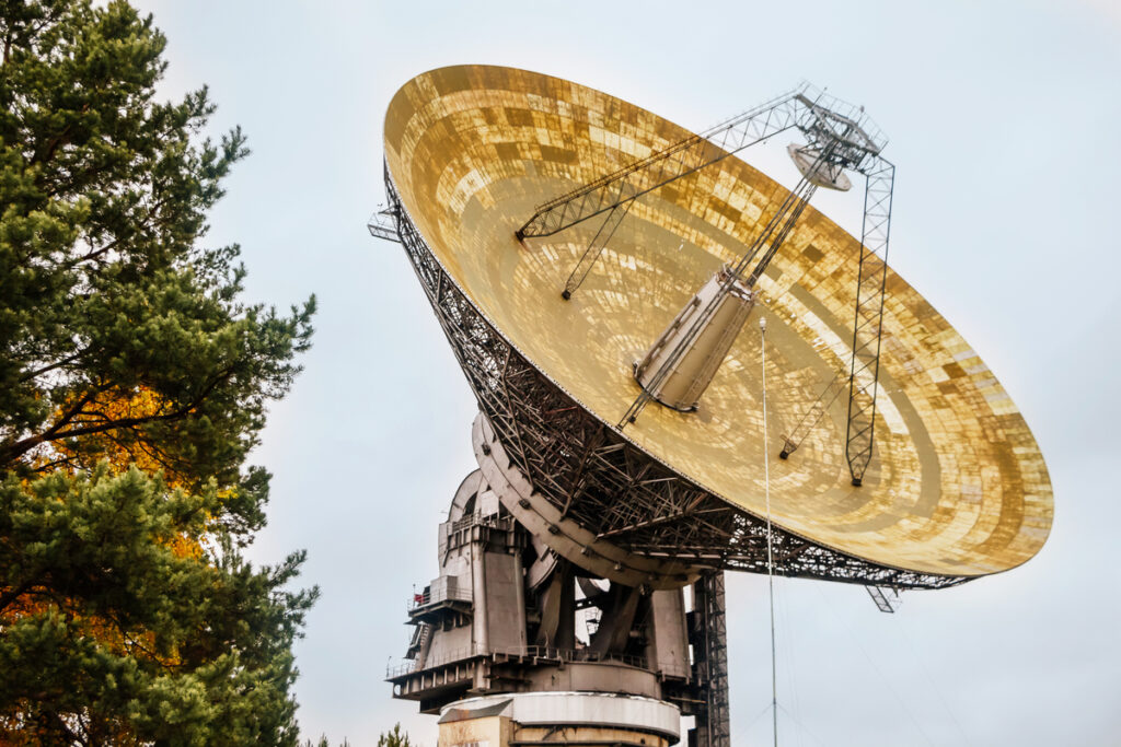 Радиотелескоп в астрономической лаборатории